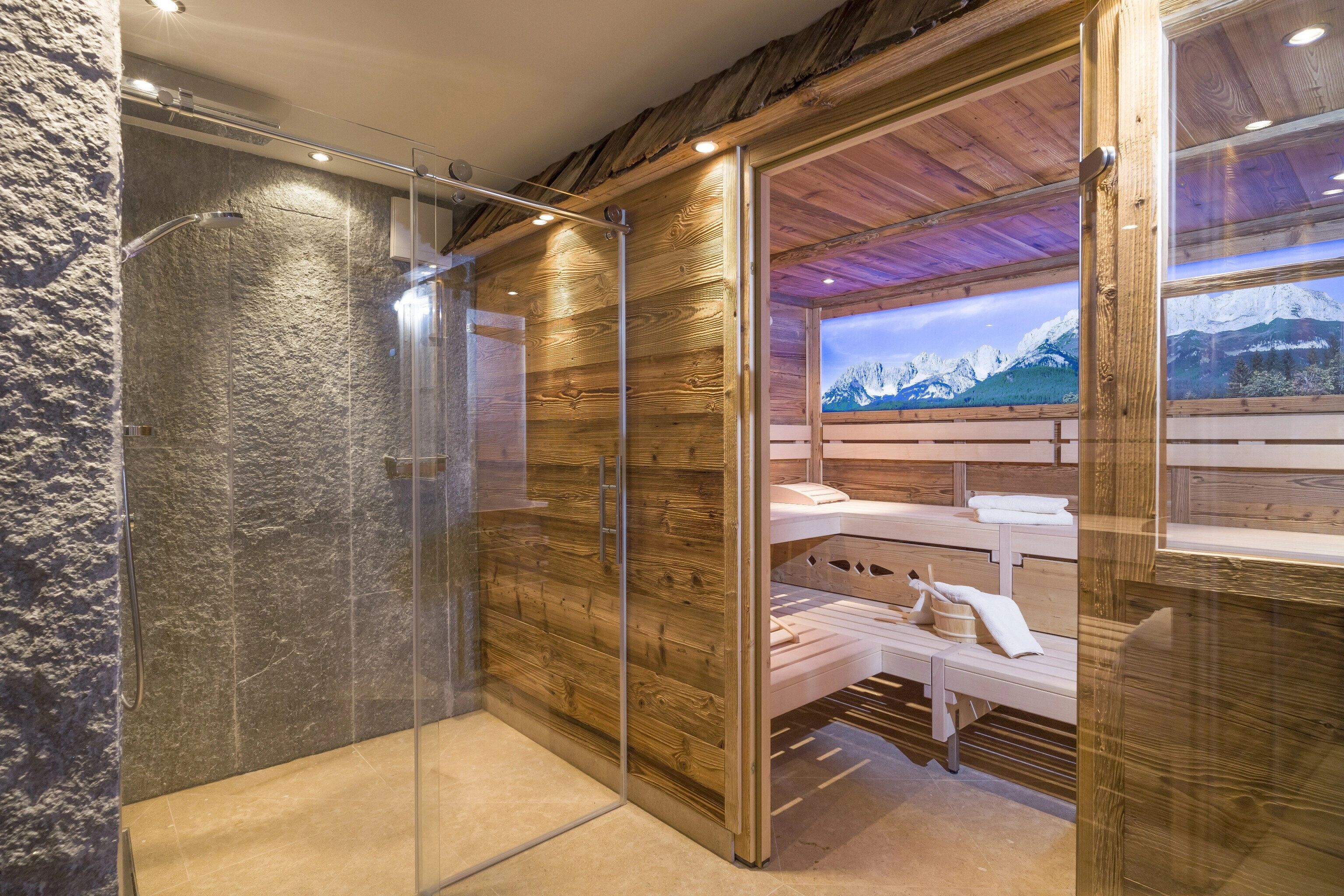 almsauna_mit_regendusche__gartenhotel_rosenhof_bei_kitzbhel