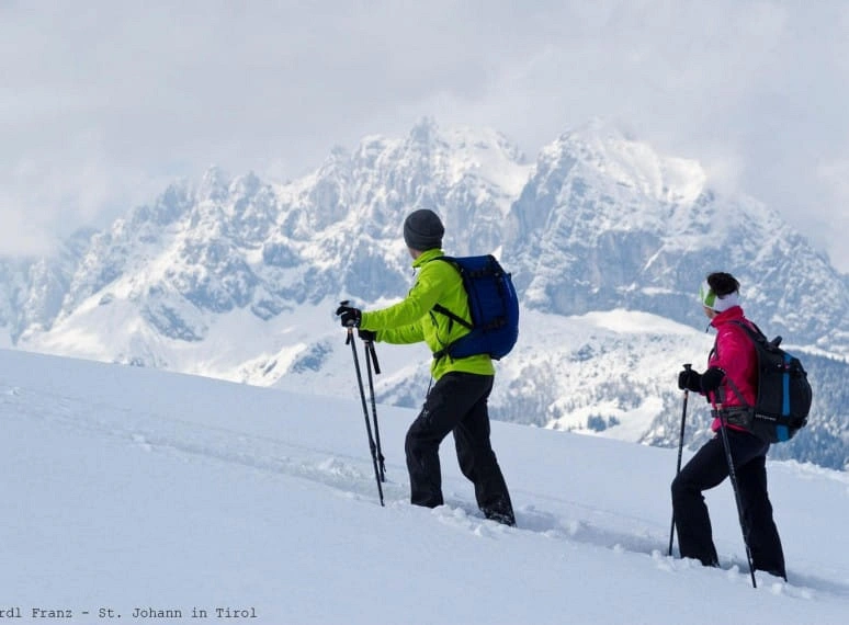 1_schneeschuhwandernmitblickaufdenwildenkaisergerdlfranz.jpg
